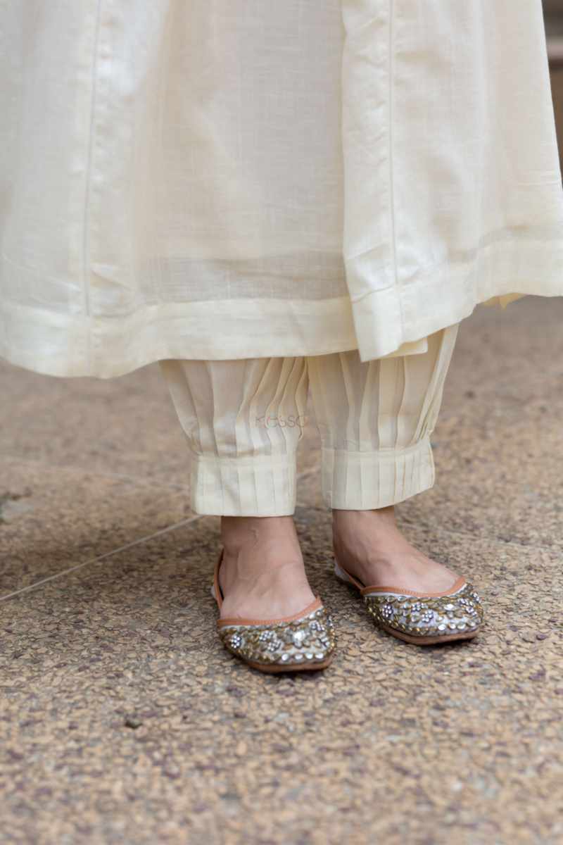 Image for Kusvaa Ws1018 Abhitha Schiffli Kurta Pant Set Closeup 2