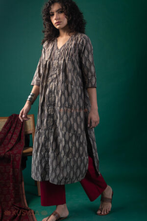 Image for Kusvaa Wkr202 Aarini Cotton Handblock Print Kurta Sitting