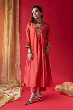 Image for Kusvaa Cood040 Neesha Moga Muslin Kurta Pant Set Closeup 4