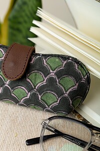 Image for Kusvaa Eyc018 Chashm E Baddoor Sunglass Spectacles Cover Closeup